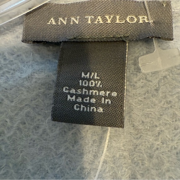 Ann Taylor Light Blue 100% CASHMERE Shawl Wrap Fringed Hook Closure Sz M/L NWT - Picture 7 of 8